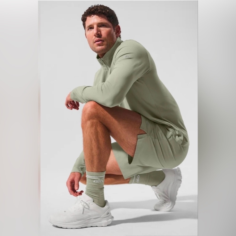 ALO Yoga Unisex Throwback Socks in Limestone and White